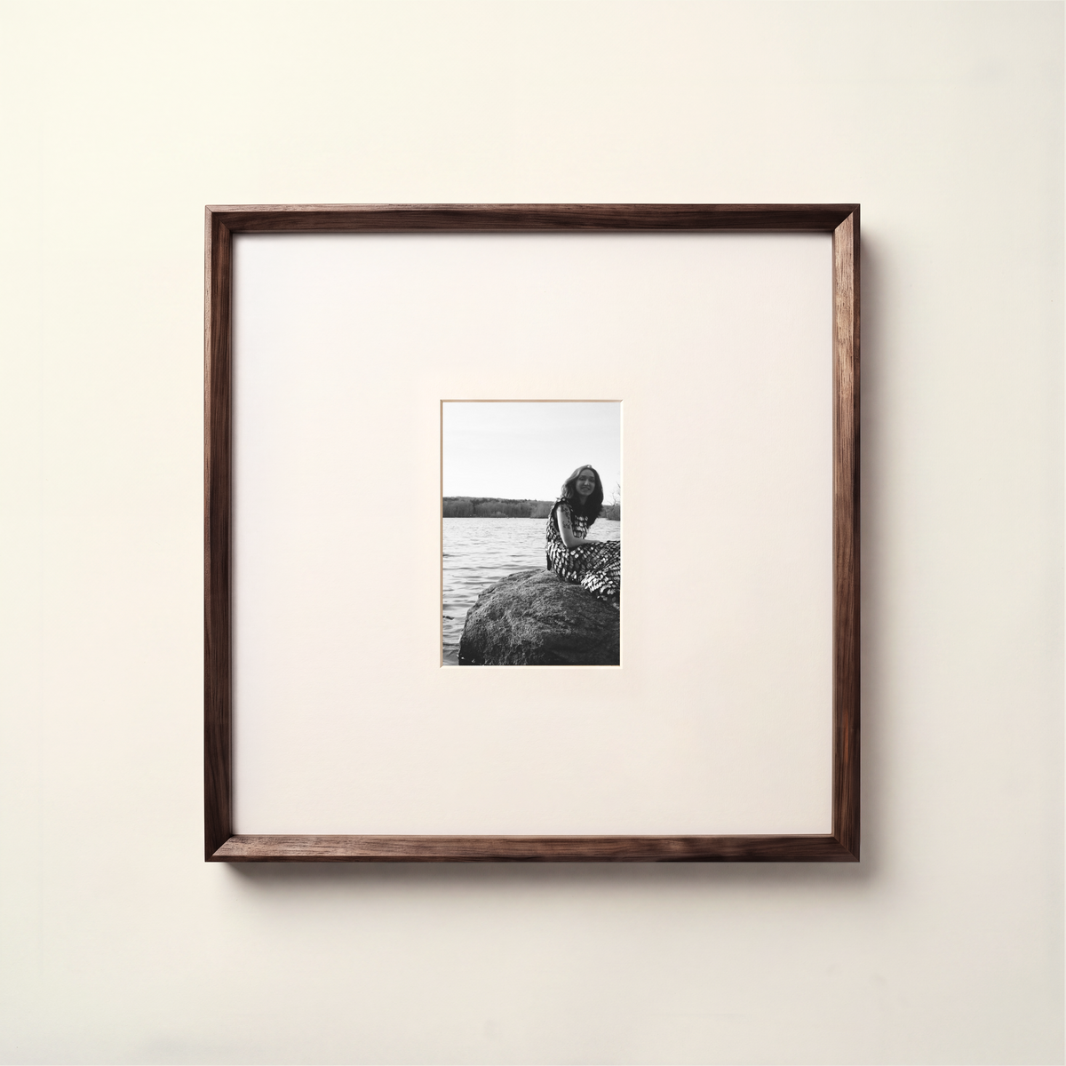 Chamfered Dark Walnut Frame 35 x 35 cm - White Center Mount